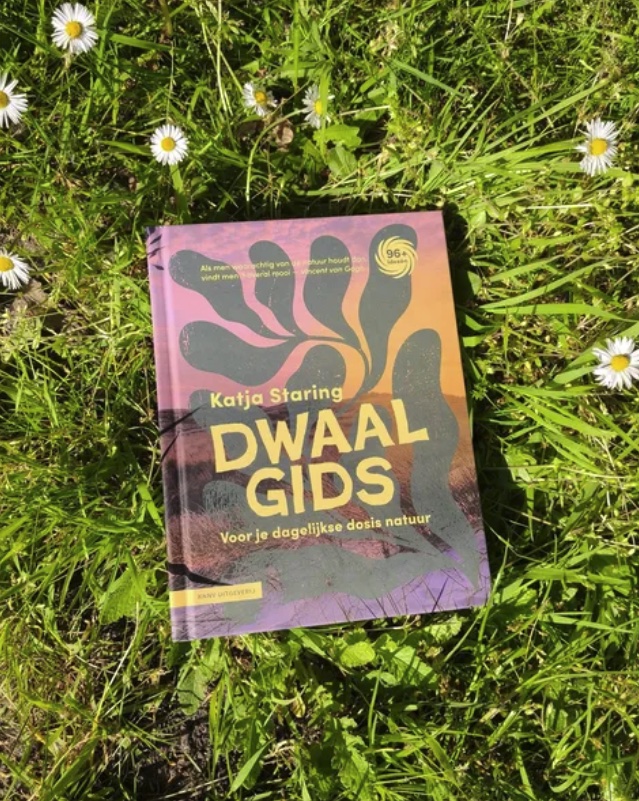 Katja Staring en Juul Rameau in de natuur tijdens het opnemen van haar podcast Dwaalverhaal, over natuurdwalen.